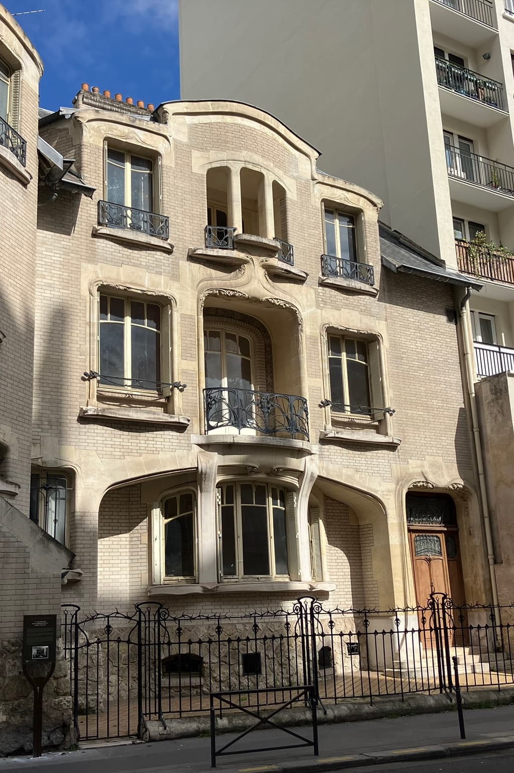 La façade de l'Hôtel Mezzara, rue Jean de la Fontaine à Paris