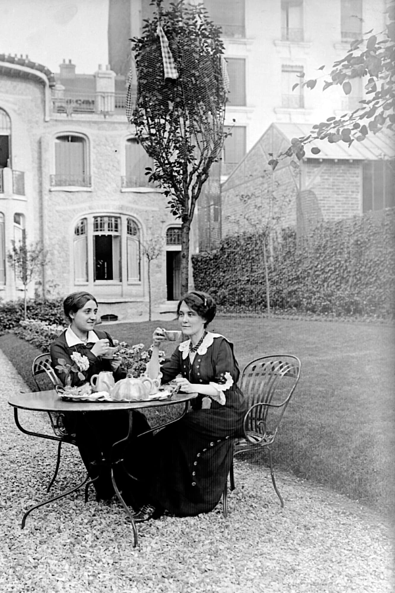Le jardin historique de l'Hôtel Mezzara, deux femmes prenant le thé