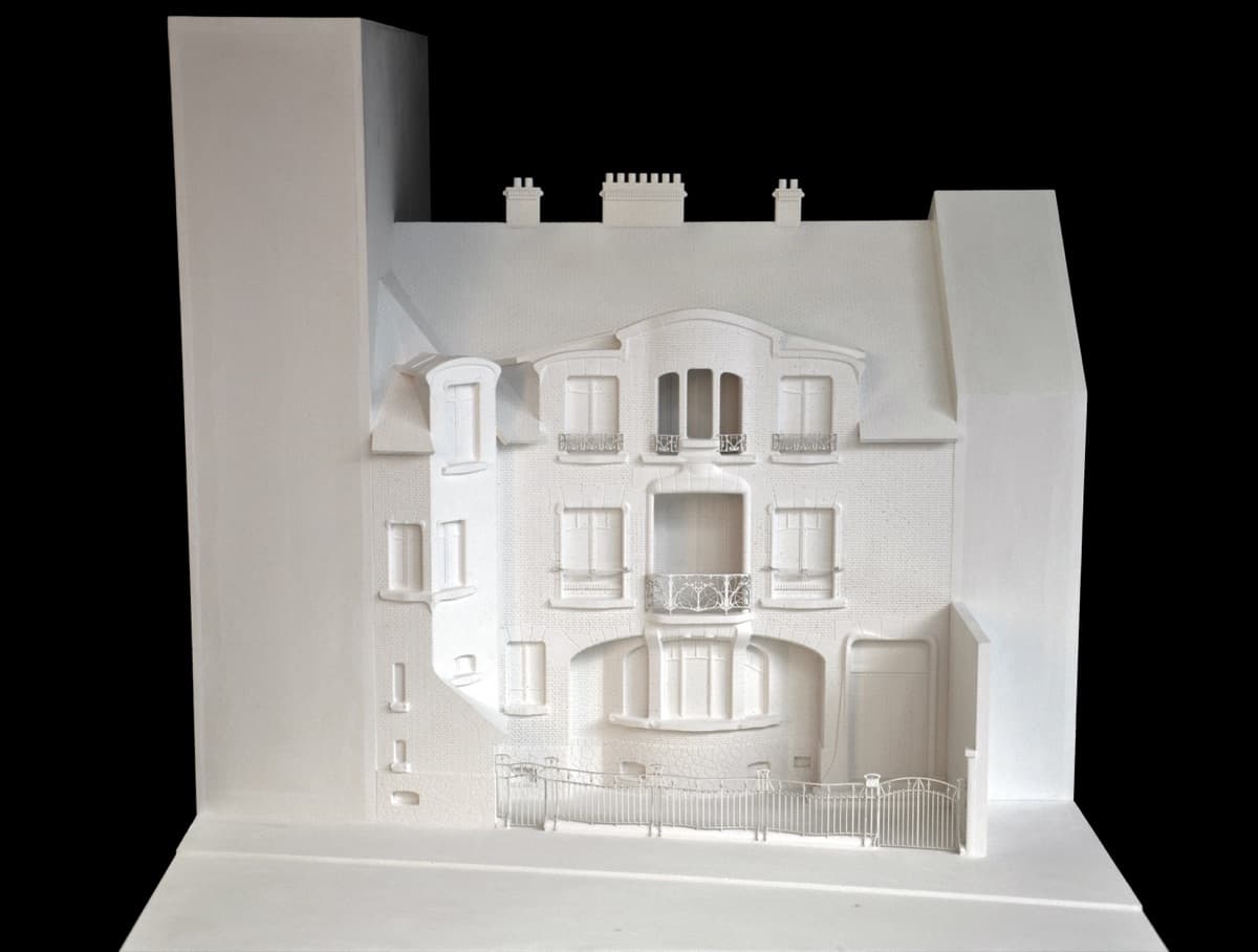 Maquette blanche de la façade de l'Hôtel Mezzara, avec son balcon et sa grille en ferronnerie