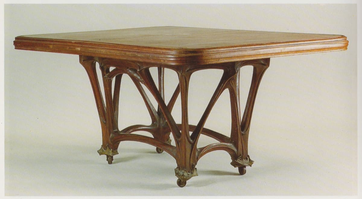 Table de salle à manger Art nouveau d'Hector Guimard, au piètement de bois sculpté aux courbes végétales
