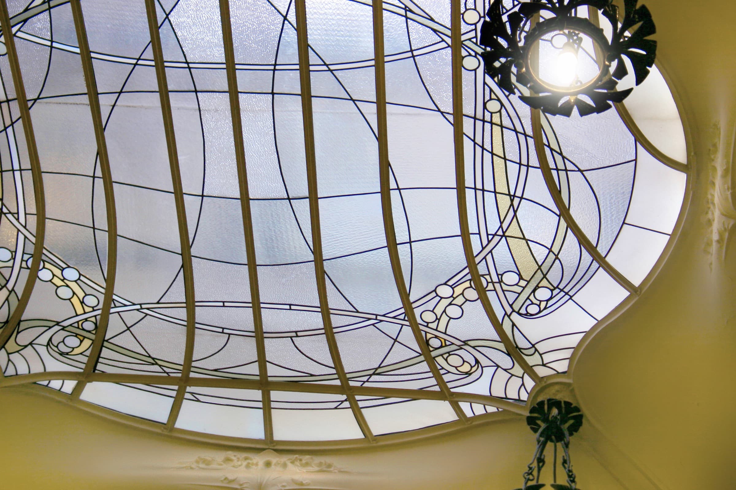 La verrière Art nouveau du grand hall de l'Hôtel Mezzara et son lustre